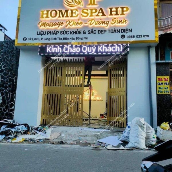 Mẫu bảng hiệu spa đẹp chữ nổi vàng trên nền đen sang trọng