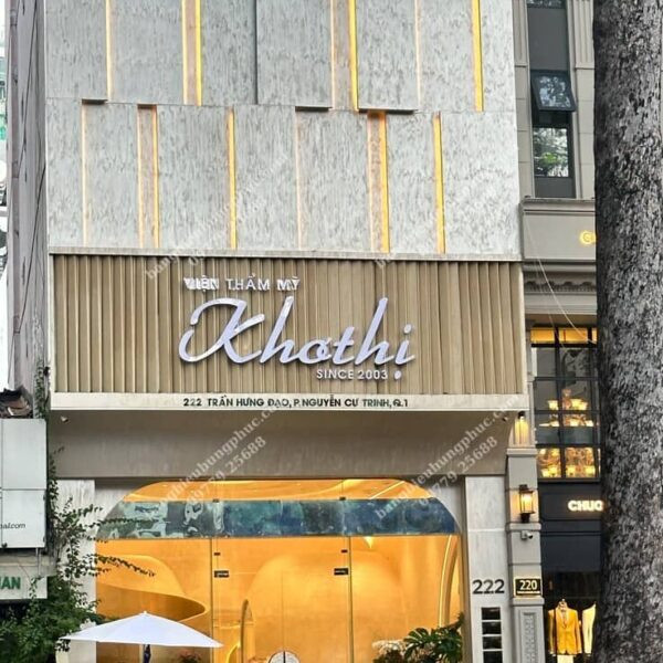 Mẫu bảng hiệu spa đẹp sang trọng với chữ nổi và logo ánh vàng gương