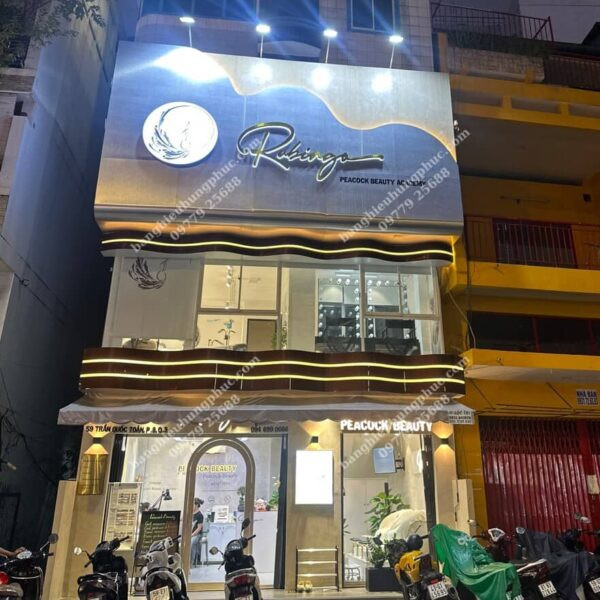 Mẫu bảng hiệu spa đẹp với biển quảng cáo chữ nổi inox hắt sáng