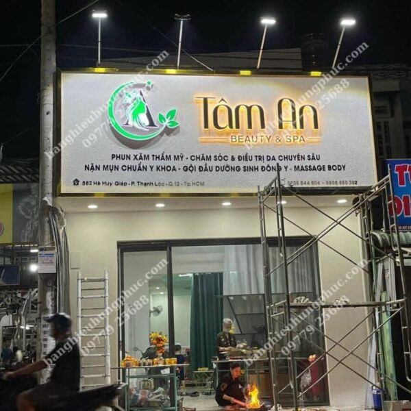 Mẫu bảng hiệu spa đẹp với chữ nổi trắng trên nền tối