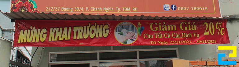 Mẫu băng rôn khai trương spa độc đáo với hình ảnh dịch vụ minh họa, chữ vàng nổi bật trên nền đỏ, thu hút sự chú ý của khách hàng.