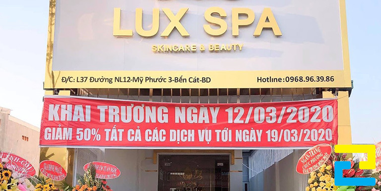 Mẫu băng rôn khai trương spa khổ ngang nổi bật với nền đỏ rực rỡ và thông điệp chữ trắng đơn giản, dễ đọc từ xa.