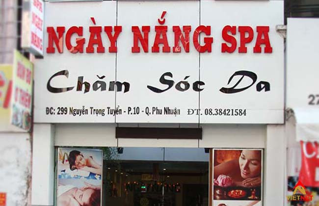 Mẫu biển hiệu spa đẹp được tích hợp hài hòa vào kiến trúc mặt tiền