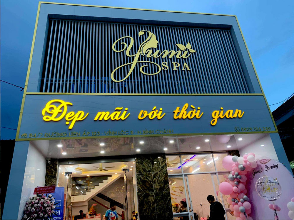 Mẫu biển quảng cáo spa sang trọng với chữ nổi phát sáng và nền tối màu