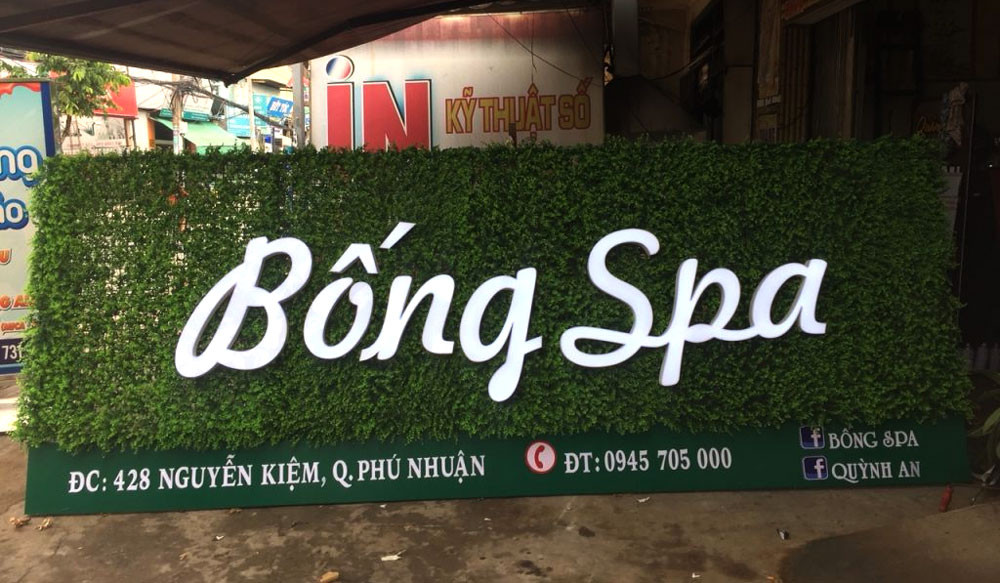 Mẫu biển quảng cáo spa với nền cỏ xanh tươi mát, mang lại cảm giác thư giãn