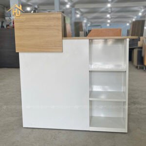 Mẫu quầy lễ tân spa 1m có kệ màu trắng nâu, thiết kế trang nhã