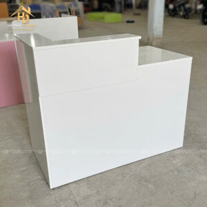 Mẫu quầy lễ tân spa 1m2 màu trắng đơn giản, tối ưu không gian