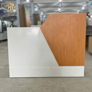 Mẫu quầy lễ tân spa 1m2 trắng phối vân gỗ hiện đại, tạo không gian ấm cúng