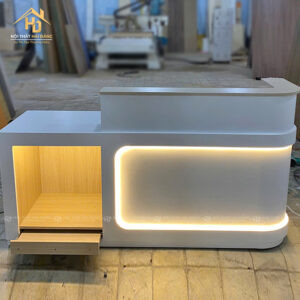 Mẫu quầy lễ tân spa bo góc màu trắng có đèn LED, tăng vẻ sang trọng