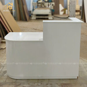 Mẫu quầy lễ tân spa bo góc tròn màu trắng, thiết kế tinh tế