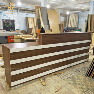 Mẫu quầy lễ tân spa chữ L vân gỗ sọc trắng hiện đại, tiện nghi