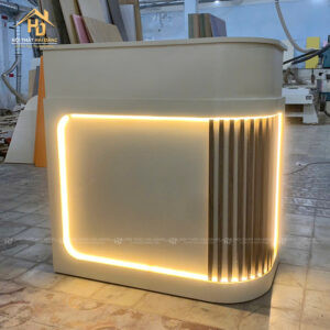 Mẫu quầy lễ tân spa có đèn LED viền bo góc, thiết kế hiện đại