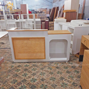 Mẫu quầy lễ tân spa gỗ MDF phối nan mây hiện đại, tạo điểm nhấn độc đáo