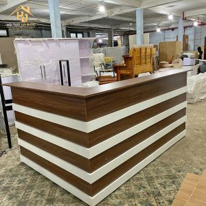 Mẫu quầy lễ tân spa góc L màu gỗ nâu phối trắng sang trọng, hiện đại