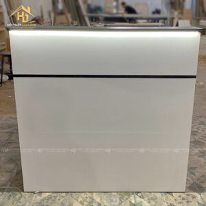 Mẫu quầy lễ tân spa màu trắng đen có đèn LED, hiện đại và thu hút