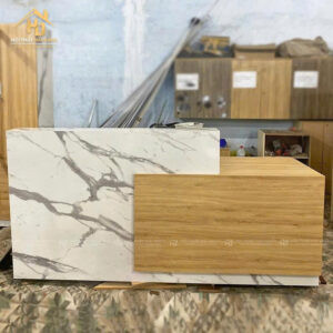 Mẫu quầy lễ tân spa vân gỗ đẹp mắt, sang trọng, tạo cảm giác ấm cúng