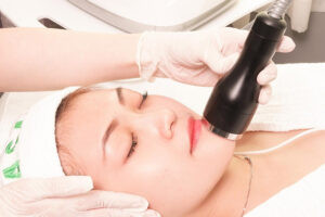 Máy đi dưỡng chất là một máy móc thiết bị spa cần thiết giúp tinh chất thẩm thấu sâu hơn