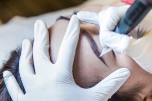 Máy phun xăm thẩm mỹ là một máy móc thiết bị spa chuyên dụng