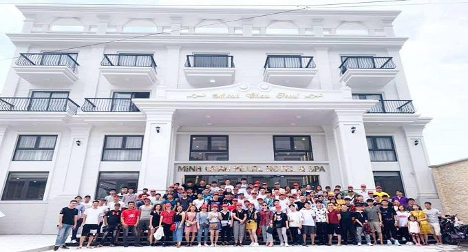 Minh Châu Pearl Hotel & Spa nhìn từ xa với kiến trúc hiện đại, tọa lạc tại đảo Quan Lạn