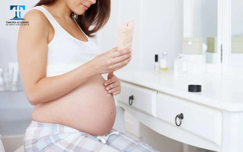 Minh họa các sản phẩm chăm sóc da có chứa thành phần cần tránh xa trong thai kỳ như isotretinoin và salicylic acid.