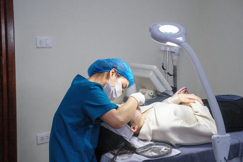 Minh họa kỹ thuật lấy nhân mụn chuẩn y khoa tại các cơ sở uy tín, ảnh hưởng đến giá đi nặn mụn ở spa