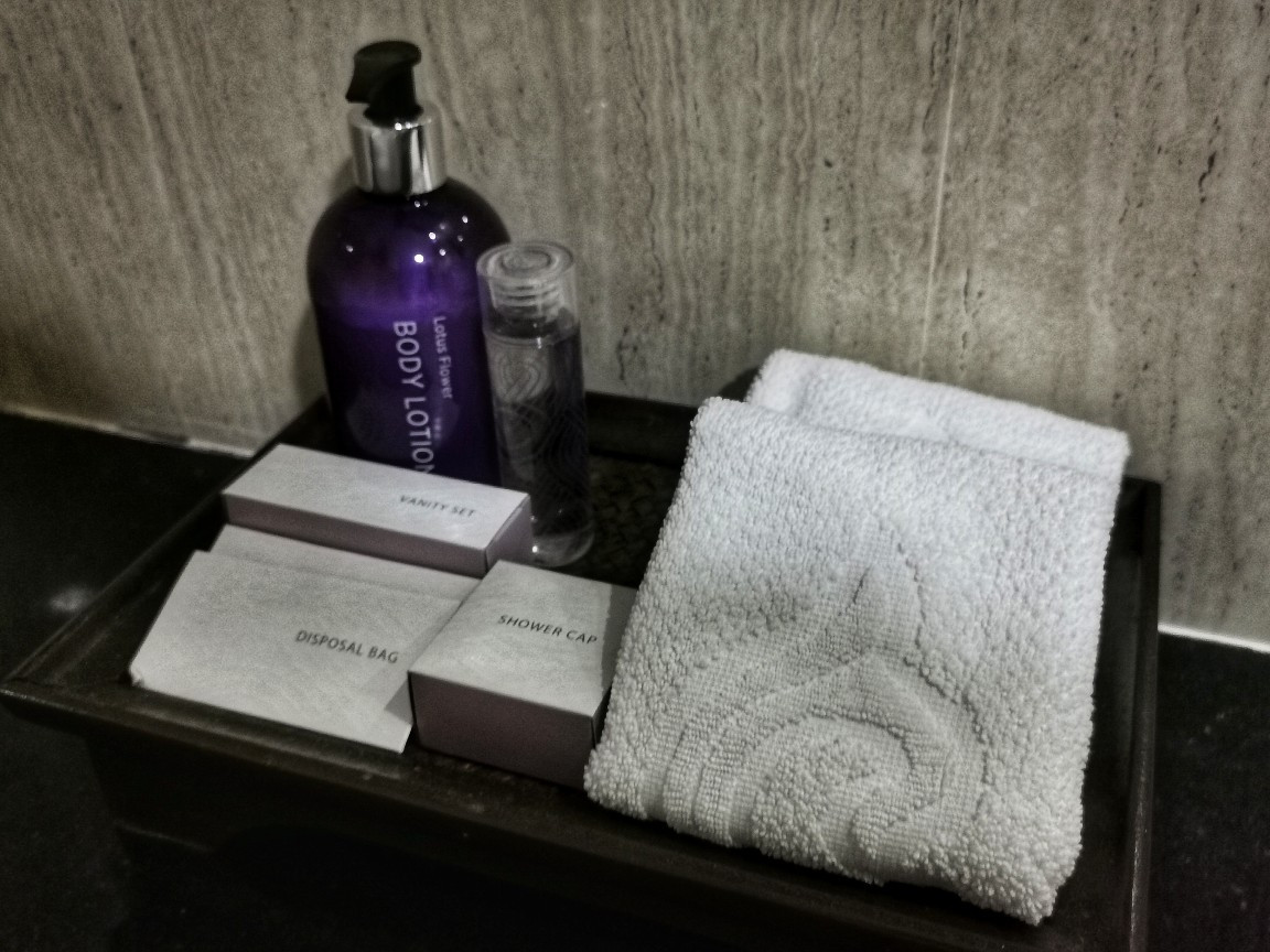 Mini bar với máy pha cà phê và tủ lạnh trong phòng