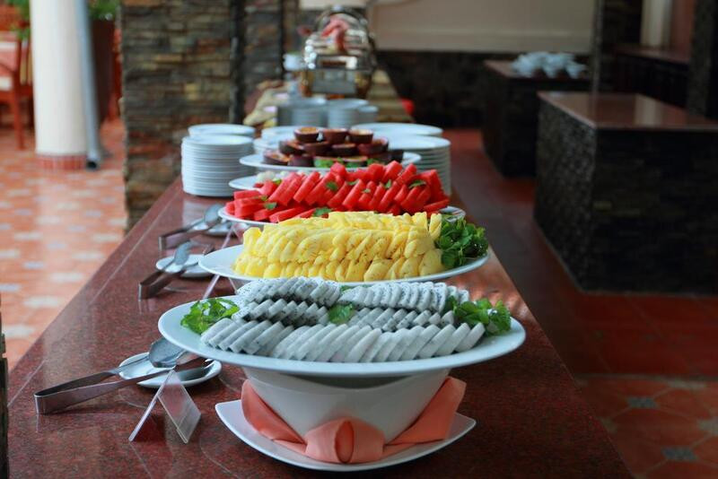 Món ăn hải sản tươi ngon được trình bày đẹp mắt tại nhà hàng của Swiss Village Resort &amp; Spa Làng Thụy Sĩ, hấp dẫn du khách