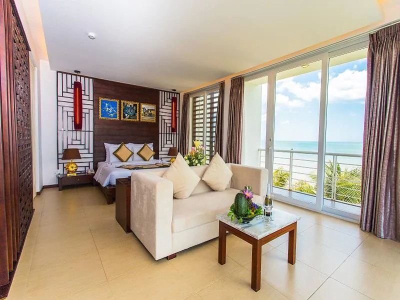 Một căn phòng Grand Premium Deluxe Sea View tại Villa Del Sol Beach Villas &amp; Spa với tầm nhìn bao quát biển cả và thiết kế nội thất sang trọng