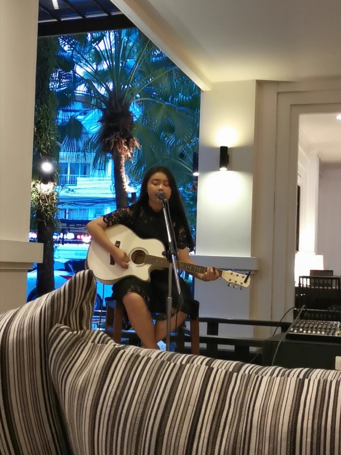 Một đồ uống giải khát độc đáo tại sảnh bar của Centara Anda Dhevi