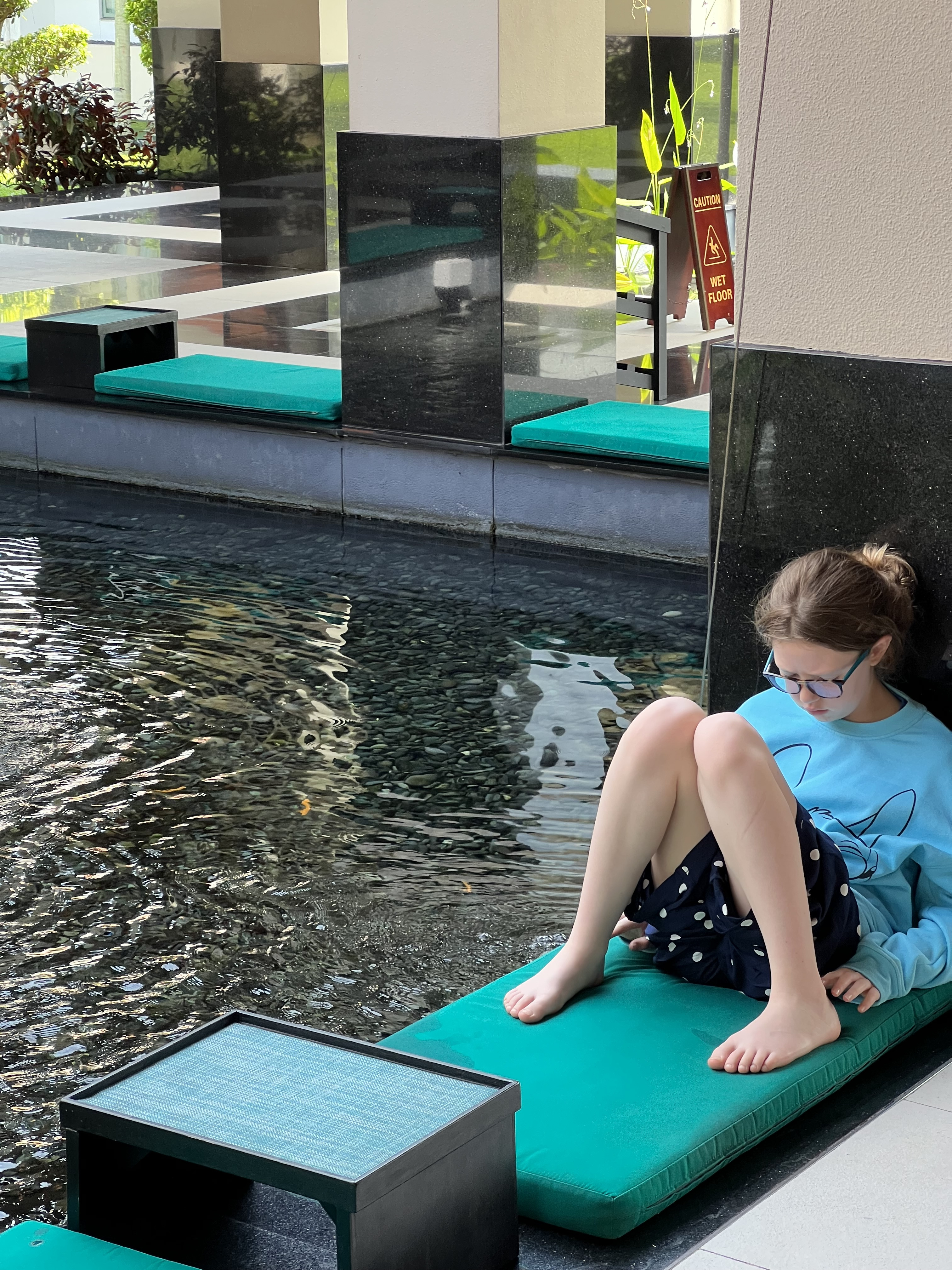 Một góc khu vườn với tượng điêu khắc tại Sofitel Singapore Sentosa Resort