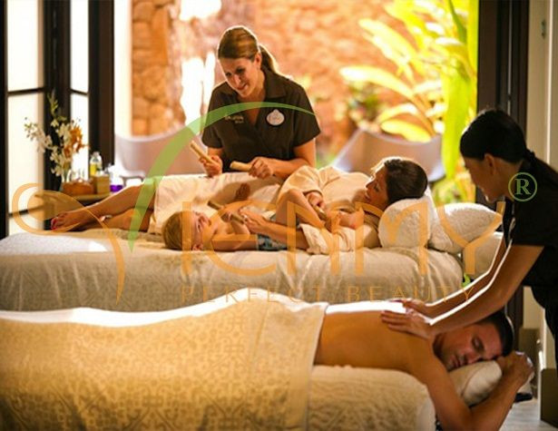 Một nhóm người đang ngồi trong khán phòng, có thể là buổi đào tạo hoặc hội thảo chuyên đề, với màn hình lớn phía trước