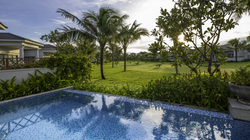 Một trong những biệt thự của Vinpearl Resort &amp; Spa Long Beach với hồ bơi riêng và sân hiên