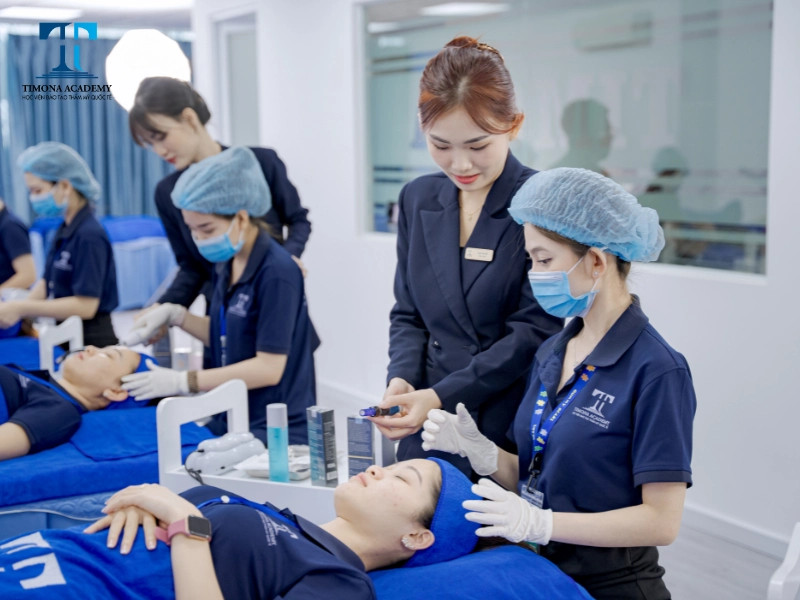 Ngành spa là lựa chọn phổ biến, mang đến dịch vụ làm đẹp thư giãn và trị liệu toàn diện