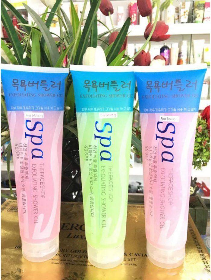 Người dùng đang massage kem tẩy da chết lên mặt