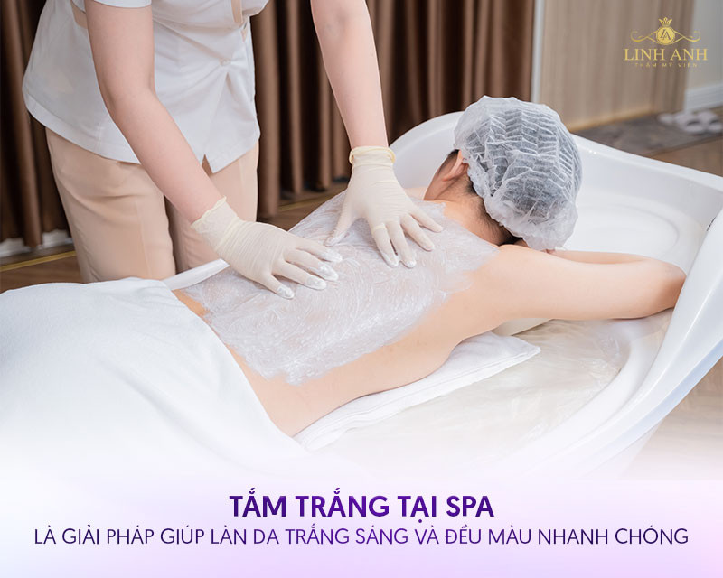 Người phụ nữ đang được chuyên viên spa thực hiện liệu trình tắm trắng trên cánh tay, minh họa sự chuyên nghiệp của dịch vụ tắm trắng tại spa.