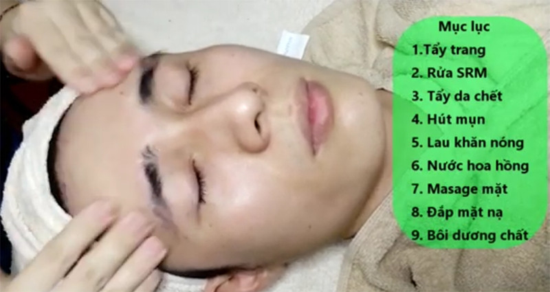 Người phụ nữ đang tẩy trang nhẹ nhàng vùng mắt và trán tại spa, một bước quan trọng trong quy trình chăm sóc da cơ bản.