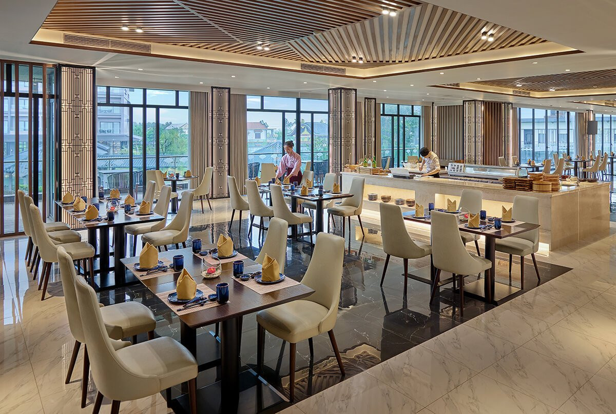 Nhà hàng Mai tại Mỹ An Onsen Spa Resort, nơi thưởng thức ẩm thực Nhật Bản chuẩn vị trong khung cảnh thơ mộng.