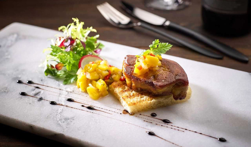 Nhà hàng sang trọng tại Swiss Village Resort &amp; Spa Làng Thụy Sĩ, phục vụ đa dạng món ăn Á – Âu với không gian ấm cúng