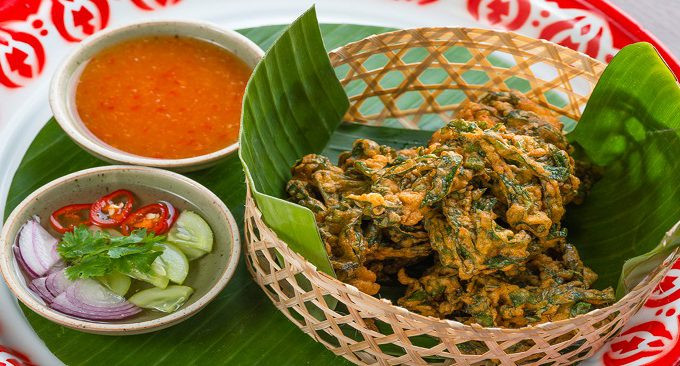 Nhà hàng tại Minh Châu Pearl Hotel &amp; Spa phục vụ đa dạng các món ăn đặc sản biển và ẩm thực và ẩm thực quốc tế