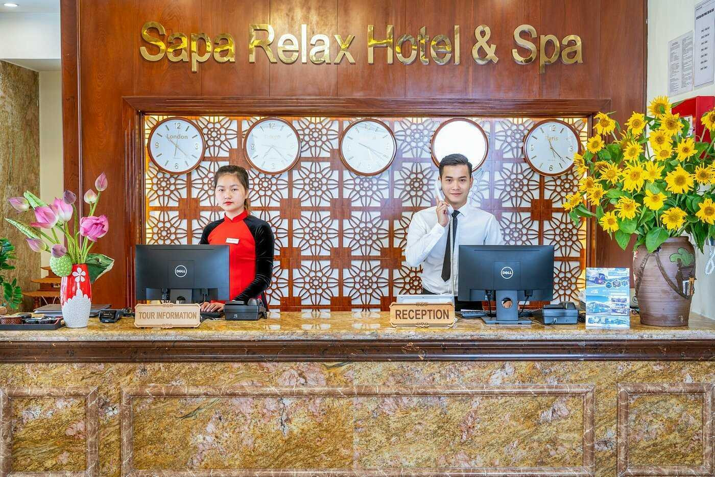 Nhân viên lễ tân chuyên nghiệp hỗ trợ thủ tục nhận phòng tại khách sạn Sapa Relax Hotel &amp; Spa