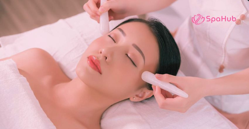 Nhân viên lễ tân spa thể hiện kỹ năng giao tiếp và ứng xử chuyên nghiệp