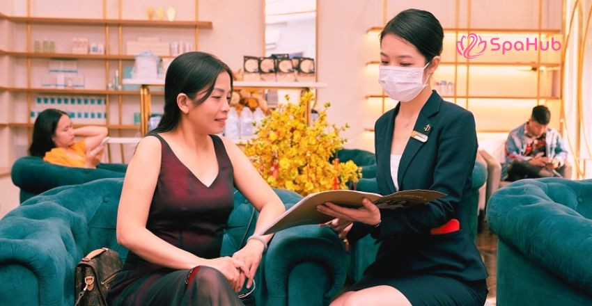 Nhân viên spa chào đón khách hàng nồng nhiệt với nụ cười thân thiện