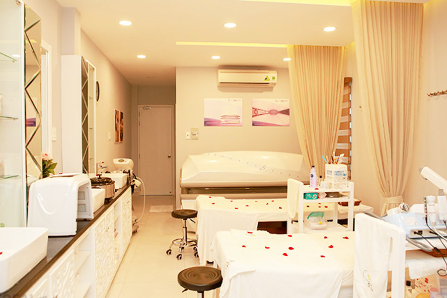 Nhân viên spa đang chăm sóc khách hàng, minh họa tầm quan trọng của việc tuân thủ quy định làm việc chuyên nghiệp tại spa.