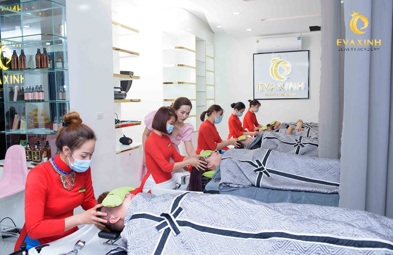 Nhân viên spa đang trò chuyện với khách hàng, thể hiện cơ hội làm việc tại các spa chuyên nghiệp sau khi làm nghề spa có tốt không