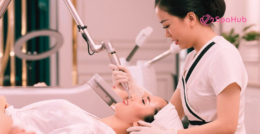 Nhân viên spa hướng dẫn khách hàng sử dụng dịch vụ và chuẩn bị liệu trình