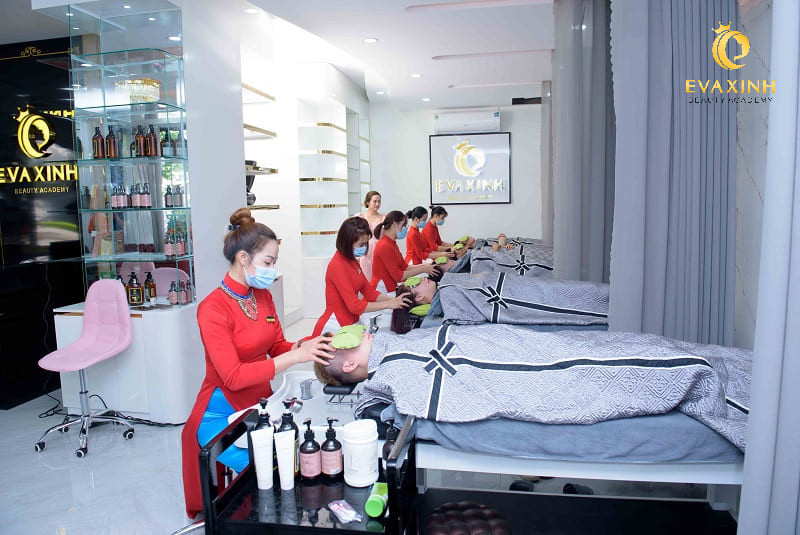 Nhân viên spa massage đầu cho khách hàng, thể hiện sự tỉ mỉ và chuyên nghiệp cần có khi làm nghề spa có tốt không