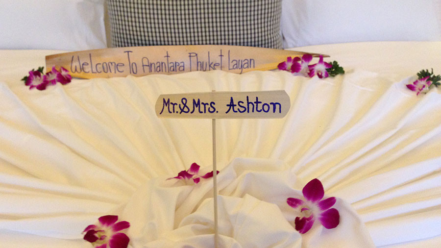 Nội thất phòng ngủ sang trọng tại Anantara Phuket Layan Resort