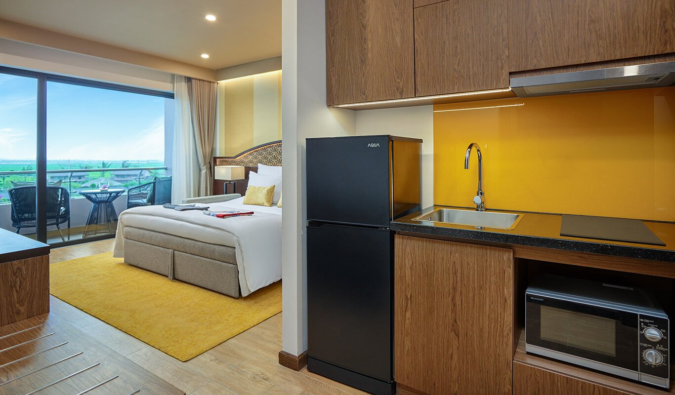 Nội thất sang trọng của phòng Tsubaki Studio tại Mỹ An Onsen Spa Resort, với không gian nghỉ ngơi tiện nghi.