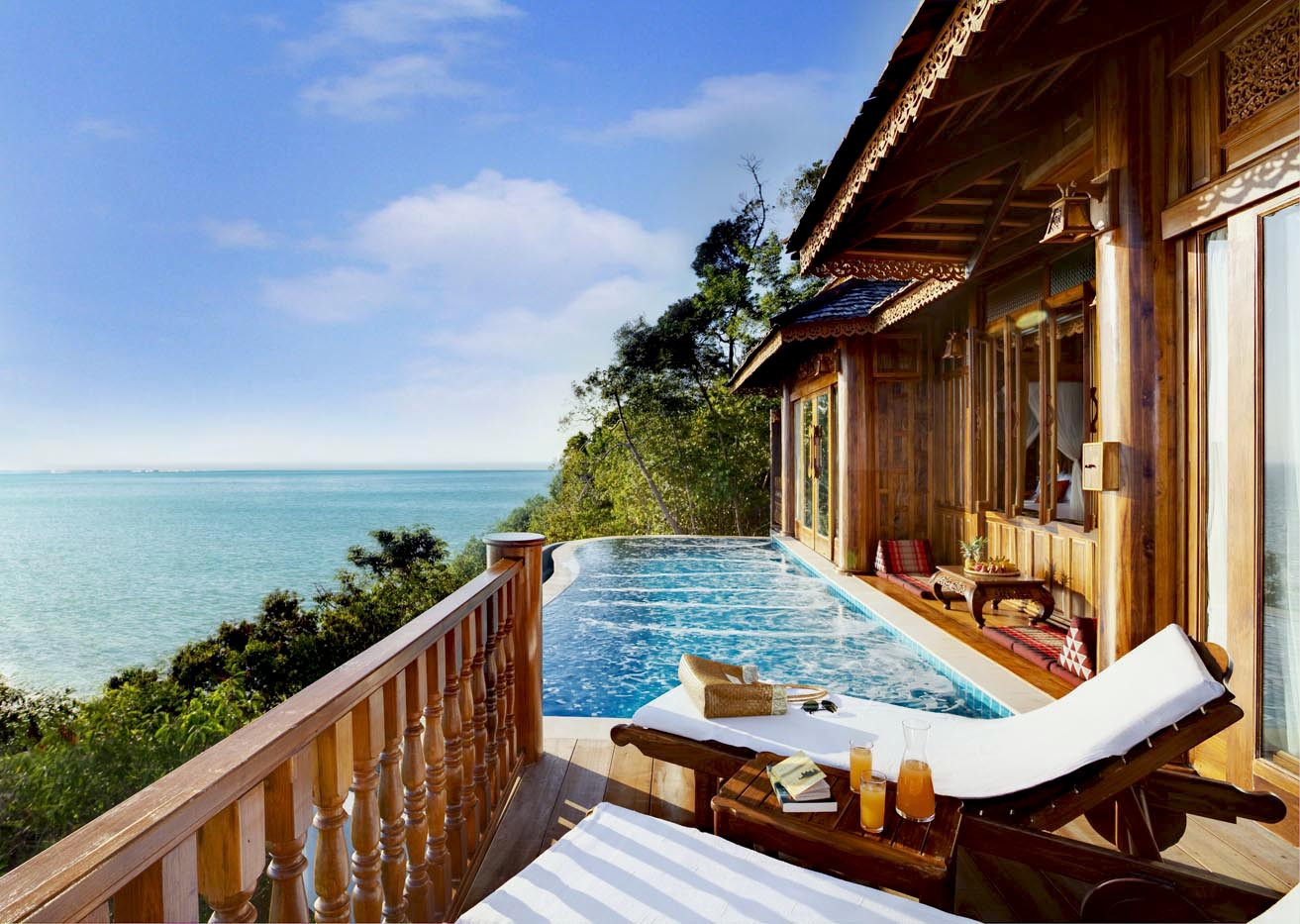 Nội thất tinh tế và ánh sáng tự nhiên trong phòng ngủ tại Santhiya Koh Yao Yai Resort &amp; Spa