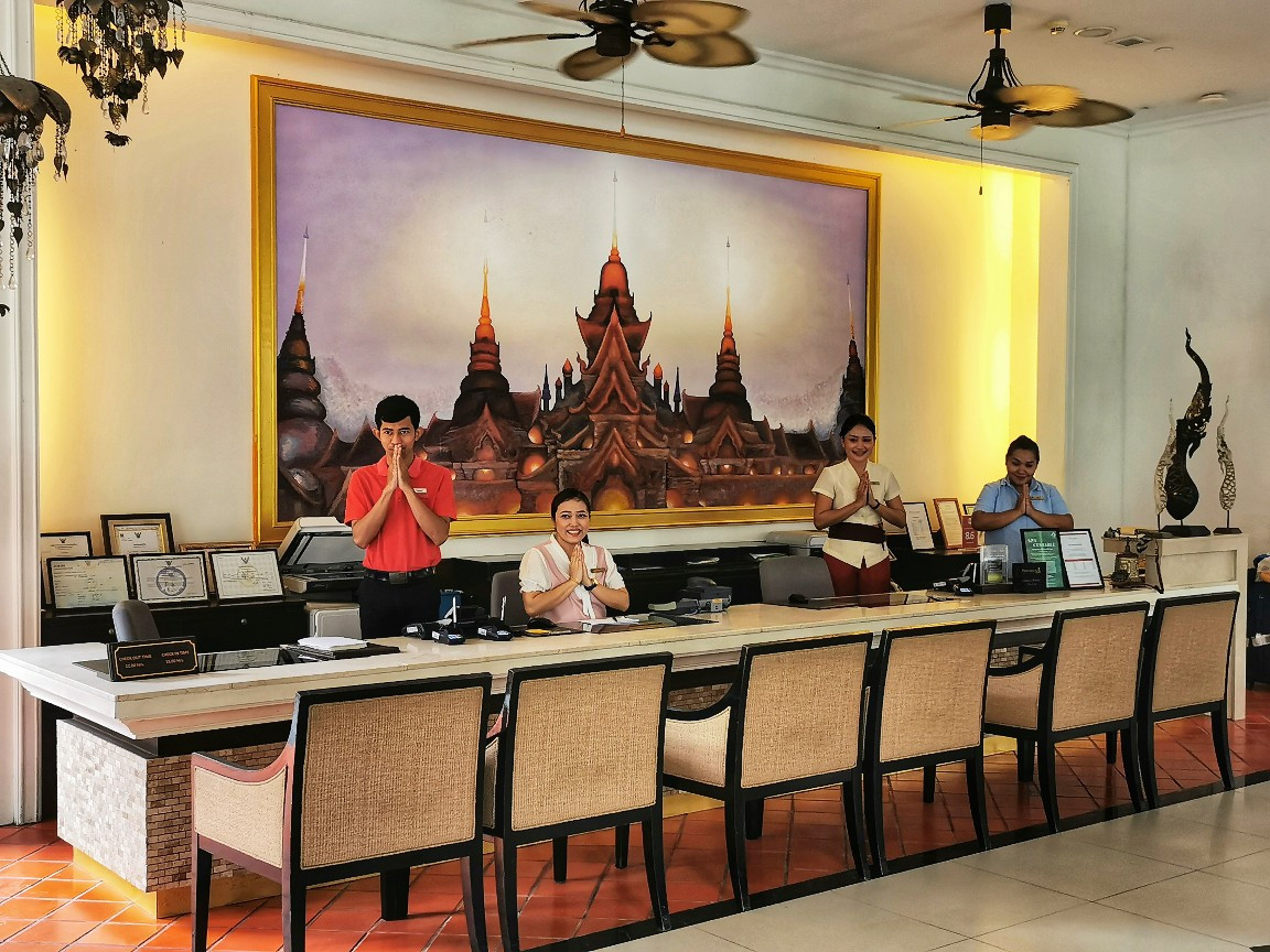 Nụ cười thân thiện của đội ngũ lễ tân tại khu nghỉ dưỡng Centara Anda Dhevi